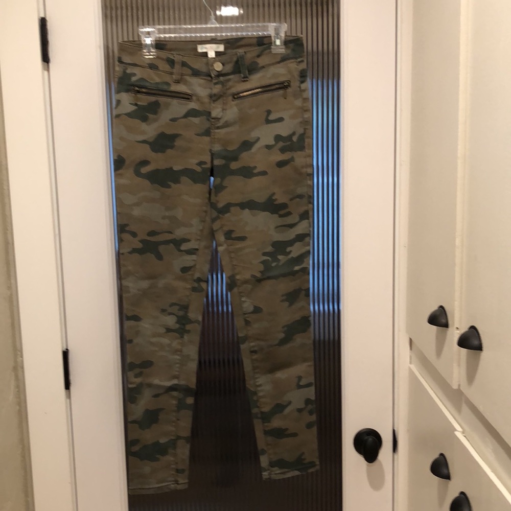 Love Fire Size 9 Camo Strech skinny jeans super stretchy. - Picture 2 of 10